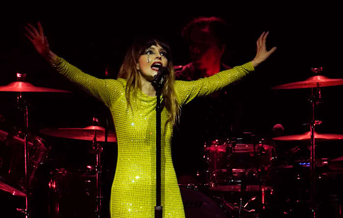 Lauren Mayberry stapt uit de band Chvrches voor een soloalbum waarop haar invloeden te horen zijn