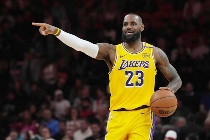 LeBron James mist de eerste wedstrijd van dit seizoen en staat buitenspel tegen Portland vanwege pijn in de linkervoet