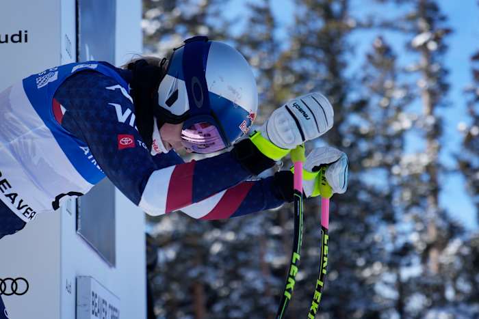 Lindsey Vonn grijpt de kans aan om op 40-jarige leeftijd het WK-parcours te testen als voorloper in het comeback-bod