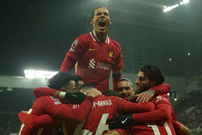 Liverpool's voorsprong in de Premier League en Man City eindigt inzinking. Chelsea en Arsenal winnen