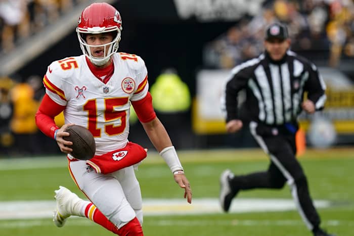 Mahomes gooit 3 TD's terwijl Chiefs het beste zaad van AFC veroveren door langs de slippende Steelers te vliegen 29-10