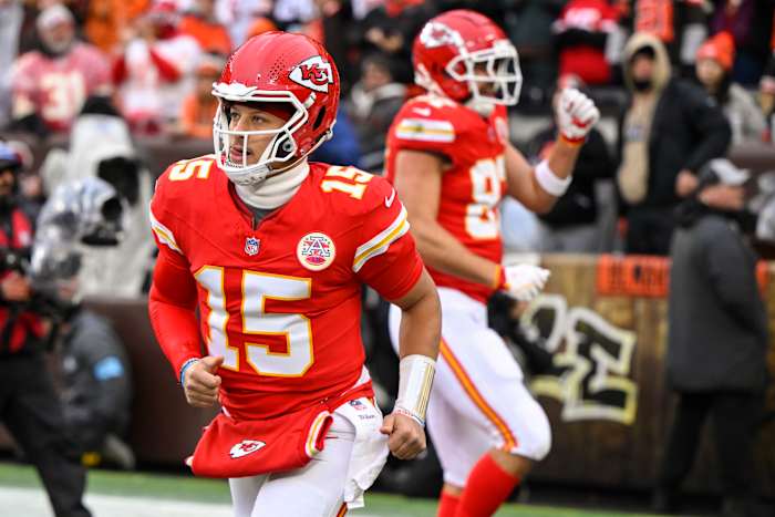 Mahomes gooit twee TD-passes en vertrekt met een enkelblessure in de 21-7 overwinning van Chiefs. Röntgenfoto's negatief op ster QB