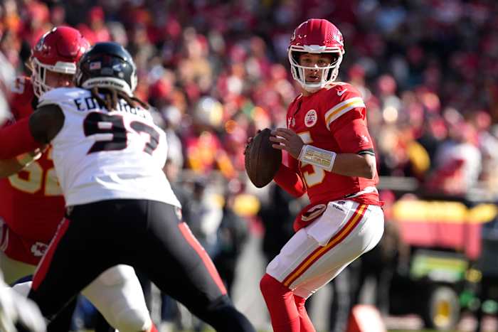 Mahomes gooit voor TD en rent voor score terwijl Chiefs de Texanen met 27-19 verslaan en dichter bij nummer 1 komen