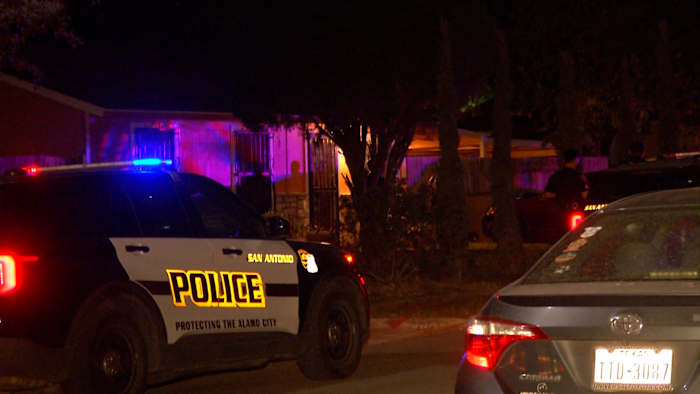 Man dood aangetroffen nadat hij zijn vrouw had aangevallen in het huis van Northeast Side, zegt de politie