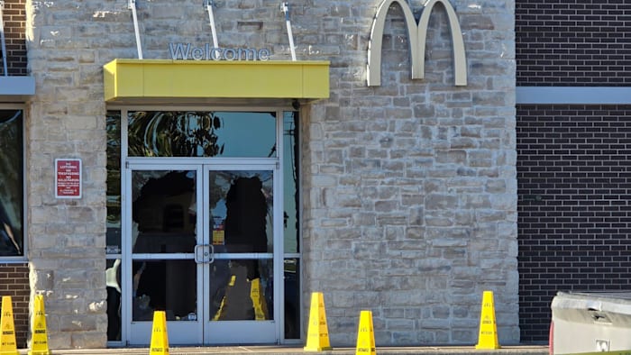 Man gearresteerd omdat hij stenen gooide naar verschillende bedrijven in Northwest Side, zegt SAPD