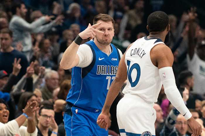 Mavs-ster Luka Doncic viel uit met kuitblessure na het verlaten van de kerstwedstrijd tegen Timberwolves