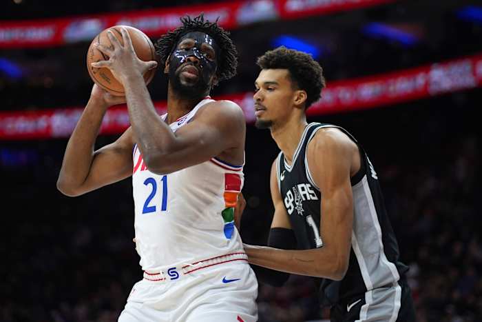 Maxey brengt de 76ers naar een 111-106 overwinning op de Spurs nadat Embiid is weggestuurd