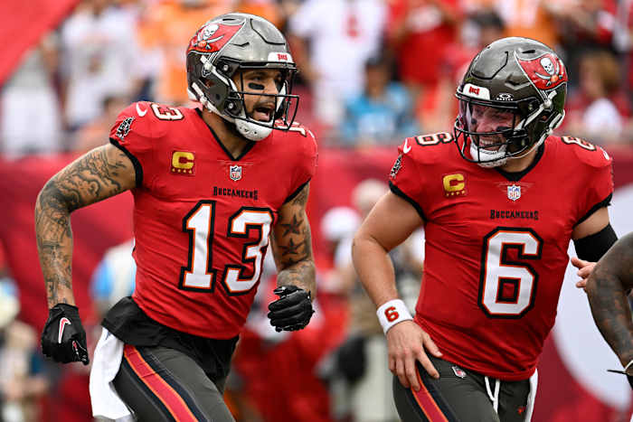 Mayfield gooit 5 TD-passes en Bucs houdt play-off, NFC South hoopt levend met 48-14 nederlaag tegen Panthers