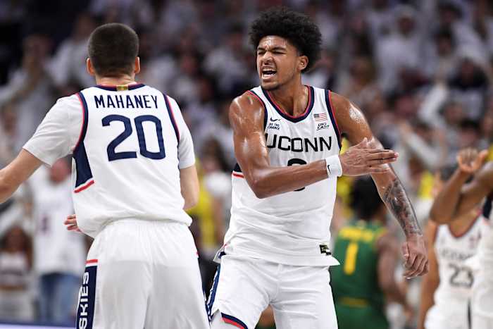 McNeeley scoort 17 punten terwijl nr. 25 UConn zich verzamelt voor een 76-72 overwinning op nr. 15 Baylor