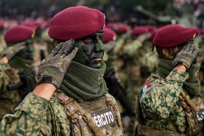 Mexicaanse soldaten zullen een loonsverhoging krijgen na de afschaffing van toezichthoudende instanties, zegt de president