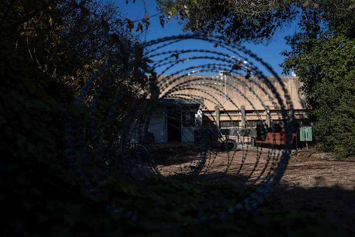 Midden-Oosten Laatste: Israëlische minister waarschuwt voor bredere aanvallen op Libanon als het staakt-het-vuren mislukt