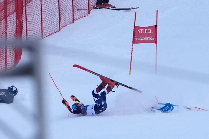 Mikaela Shiffrin loopt een schaafwond op aan haar heup tijdens een crash tijdens de laatste run van de reuzenslalom van het WK