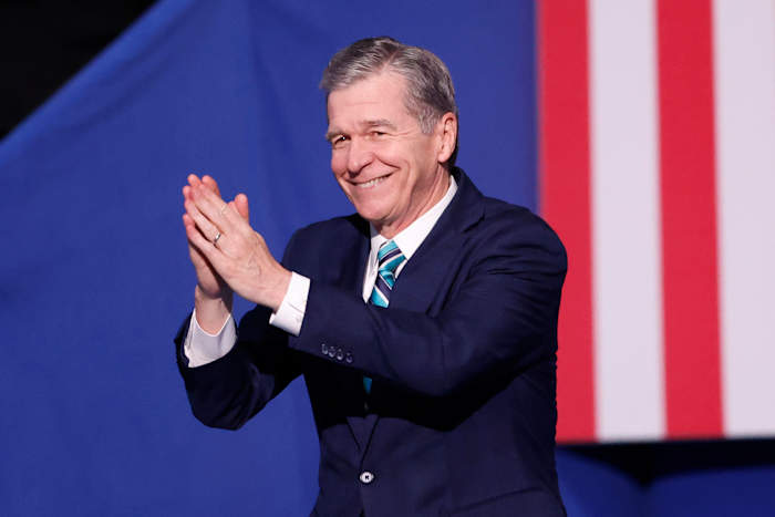 Na het bestrijden van virussen, stormen en Republikeinen concentreert de vertrekkende gouverneur van North Carolina, Cooper, zich op overwinningen