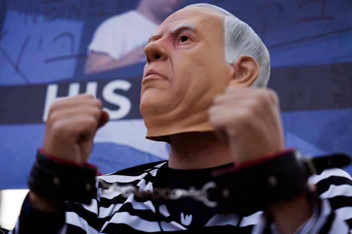 Netanyahu getuigt in zijn corruptieproces. Hij wordt al jaren achtervolgd door schandalen