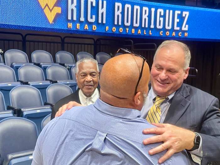 New West Virginia-coach Rich Rodriguez zegt dat vertrek naar Michigan 17 jaar geleden een 'vergissing' was