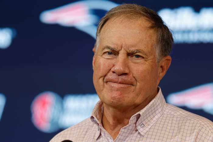 North Carolina interviewt Bill Belichick voor een baan als hoofdcoach, zeggen AP-bronnen