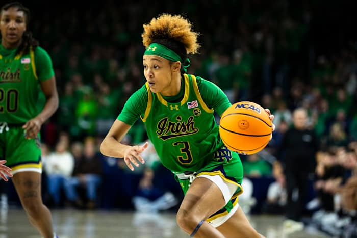Notre Dame springt naar de derde plaats in de AP Top 25 damespoll na overwinning op UConn; UCLA, Zuid-Carolina 1-2