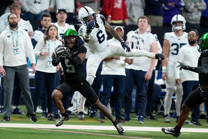 Nr. 1 Oregon overleeft nr. 3 Penn State met 45-37 voor Big Ten-titel en afscheid van de eerste ronde in de play-offs
