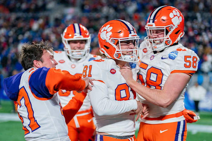 Nr. 18 Clemson verslaat nr. 8 SMU 34-31 na velddoelpunt in de laatste seconde voor ACC-titel, ligplaats in het CFP