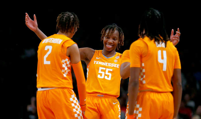 Nr. 19 Tennessee terug in de AP Top 25 voor dames na een jaar buiten de peiling; UCLA en UConn blijven 1-2