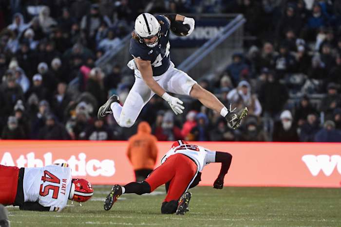 Nr. 4 Penn State overwint een trage start door Maryland met 44-7 te verslaan en door te gaan naar het Big Ten-titelspel