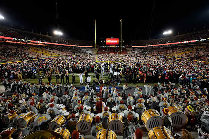 Nummer 17 Iowa St verslaat Wildcats met 29-21 voor het eerste seizoen met 10 overwinningen en speelt tegen Sun Devils om de Big 12-titel