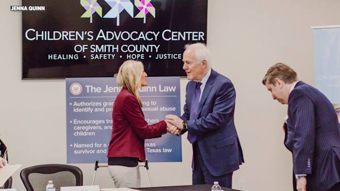 Overlevende van kindermisbruik Jenna Quinn prijst het wetsvoorstel op het bureau van president Biden met haar naam erop