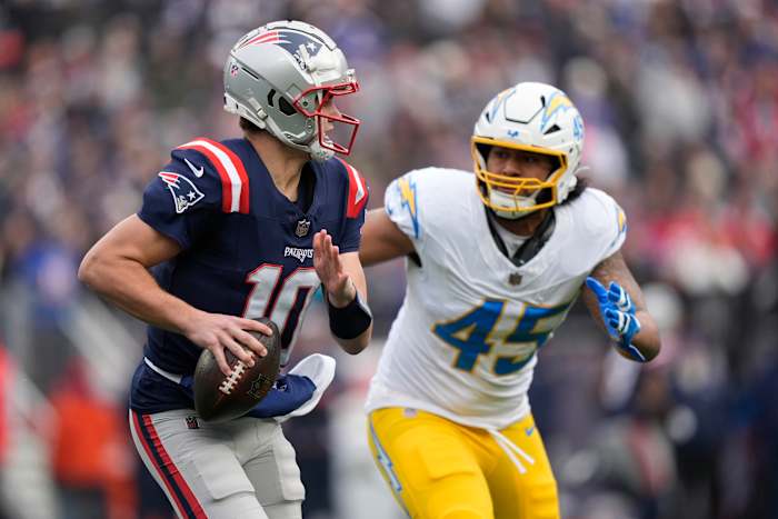Patriots QB Drake Maye keert terug naar de wedstrijd na evaluatie vanwege hoofdletsel vs. Chargers