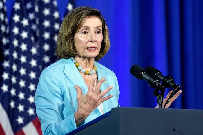 Pelosi ondergaat een heupvervangende operatie in een Amerikaans militair hospitaal in Duitsland na een val