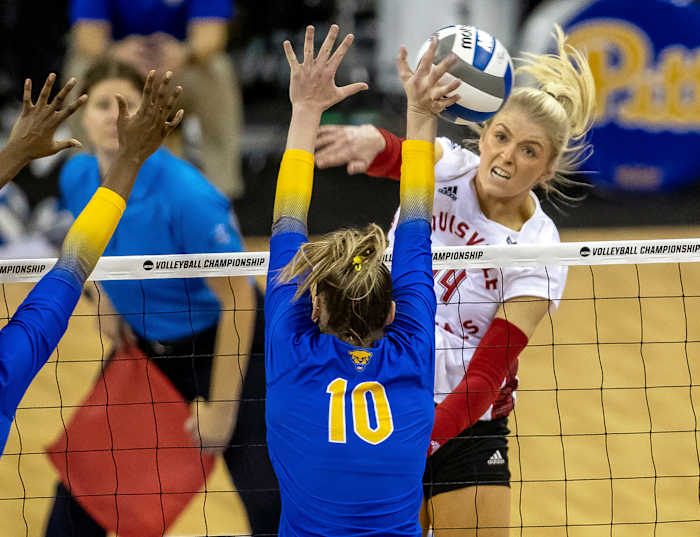 Penn State herstelt zich van een achterstand van twee sets en verslaat Nebraska in NCAA-volleybal en staat tegenover Louisville in de finale