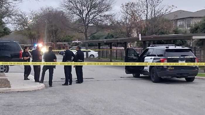 Politie zoekt naar schutter nadat vrouw neergeschoten werd op parkeerplaats van appartementencomplex, zegt SAPD