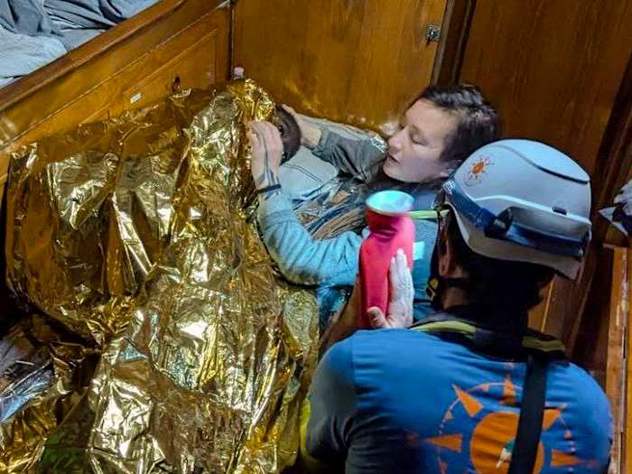 Reddingsgroep redt 11-jarig meisje dat dagenlang alleen in de Middellandse Zee drijft na schipbreuk