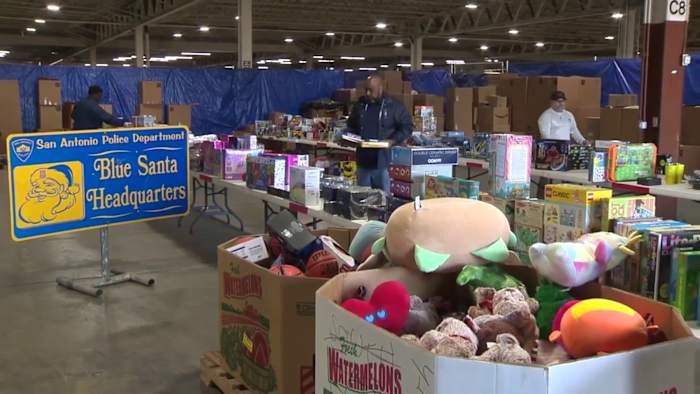 Regalos en sonrisas: Blue Santa wordt een familiefeest tijdens de navideñas-feesten