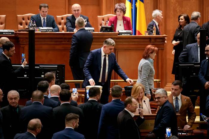 Roemeense wetgevers keuren ternauwernood een nieuwe pro-Europese coalitie goed tijdens een periode van politieke onrust