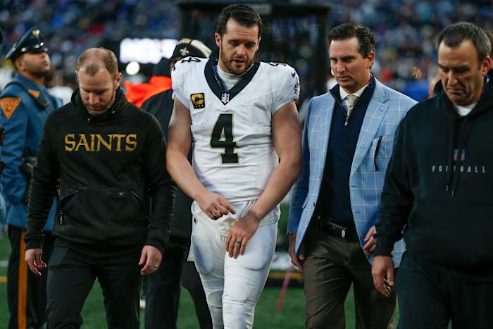 Saints QB Derek Carr verwondt de linkerhand tijdens een duik in het 4e kwart van de overwinning op Giants