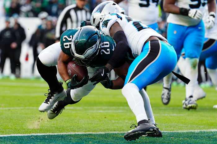 Saquon Barkley vestigt het seizoensrecord van Eagles en heeft Dickerson's NFL-teken in het vizier