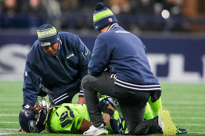 Seahawks QB Geno Smith verlaat het veld met een knieblessure tegen Green Bay en zal worden getest