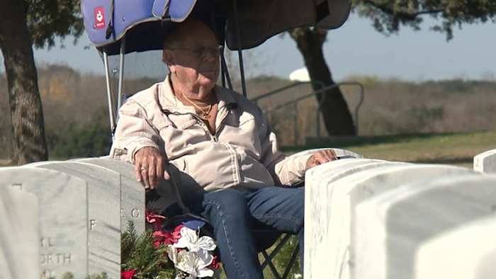 Sinds haar overlijden in 2016 bezoekt een legerveteraan dagelijks het graf van haar overleden vrouw