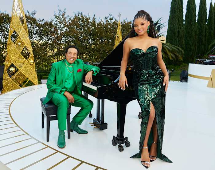 Smokey Robinson en Halle Bailey presenteren een speciale 'A Motown Christmas' ter ere van de erfenis van het label