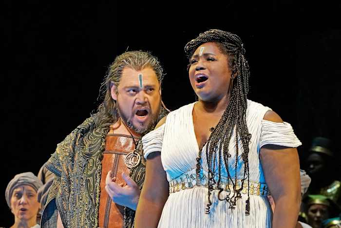Sopraan Angel Blue zingt haar eerste Metropolitan Opera 'Aida' in een nieuwe productie