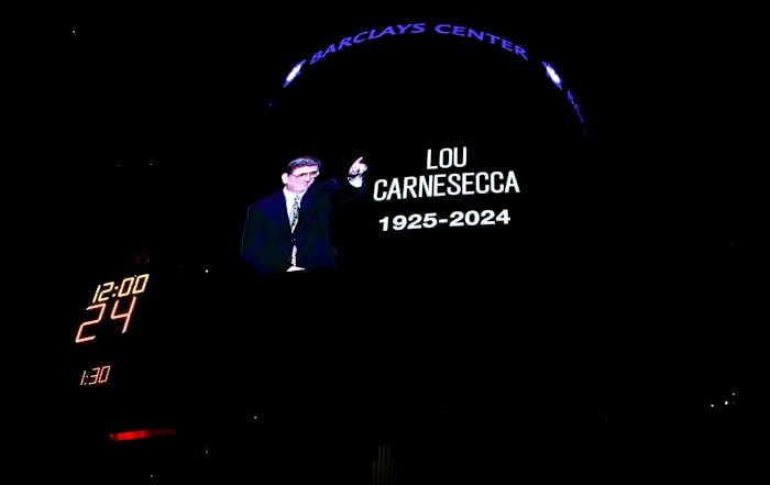 St. John's eert wijlen coach Lou Carnesecca dit weekend bij de heren- en dameswedstrijden