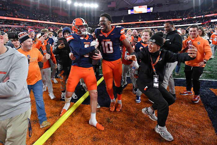 Syracuse verslaat nr. 6 Miami uit ACC-titelspel en mogelijk de play-off met 42-38 overwinning