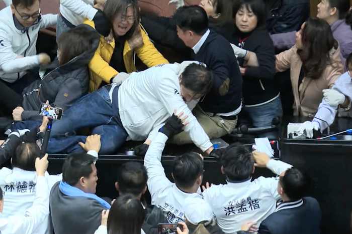 Taiwanese wetgevers botsen nadat een partij in de wetgevende macht is binnengedrongen om de voorzittersstoel te bezetten