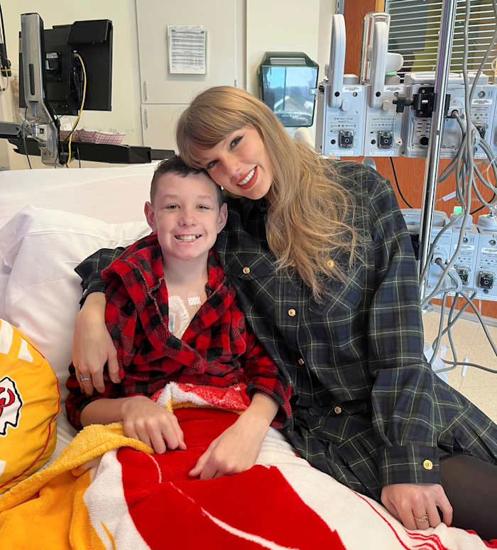 Taylor Swift brengt een verrassingsbezoek aan het kinderziekenhuis van Kansas City