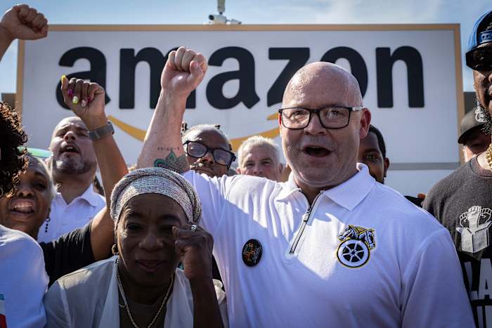 Teamsters zeggen dat werknemers van Amazon in meerdere vestigingen zullen staken omdat de vakbond arbeidscontracten zoekt