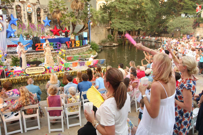 Texas Cavaliers River Parade onthult thema, medaille en grand marshal voor het Fiesta 2025-evenement