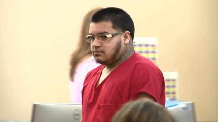 Tiener die wordt beschuldigd van moord, hoort de datum van het proces