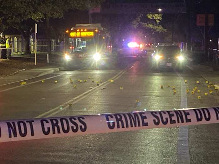 Tiener getroffen toen meerdere schutters 30 tot 40 kogels afvuurden op East Side, zegt de politie