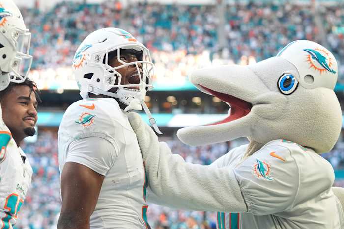 Tua Tagovailoa's TD-pass naar Jonnu Smith bezorgt Dolphins 32-26 overurenoverwinning op Aaron Rodgers, Jets