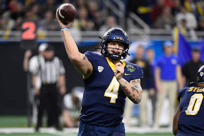 Tucker Gleason rent en passeert voor 5 OT-scores terwijl Toledo Pitt verslaat met 48-46 in bowl-record van 6 verlengingen